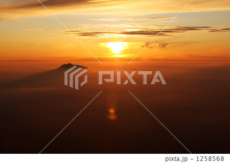 「夕焼けの岩木山」の写真素材