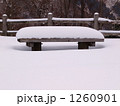 ベンチに積雪