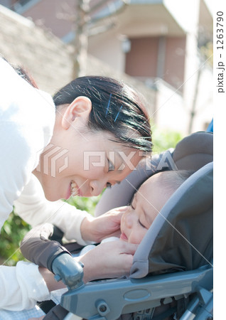 「ベビーカーに乗る赤ちゃんと母親」の写真素材