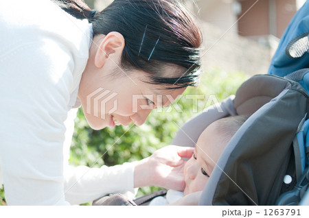 「ベビーカーに乗る赤ちゃんと母親」の写真素材