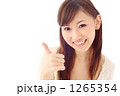 親指を立てる女性