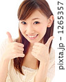 親指を立てる女性
