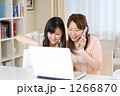ネット通販をする親子