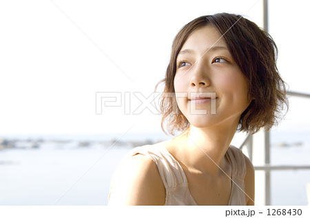 「笑顔 1人 女性 窓際 海面 」の写真素材 「笑顔 1人 女性 窓際 海面 」の写真素材