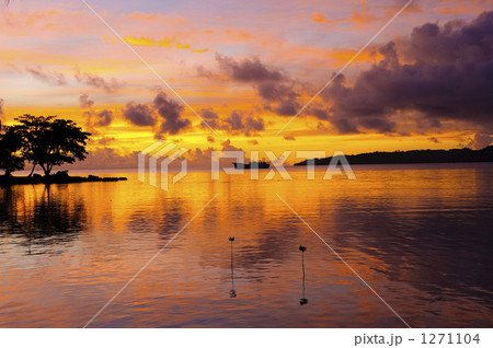 「海 夕景 ジープ島 ミクロネシア 」の写真素材 「海 夕景 ジープ島 ミクロネシア 」の写真素材