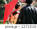 赤い和傘と和服の二人