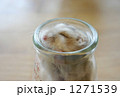 小瓶に入って寝ちゃったハムスター