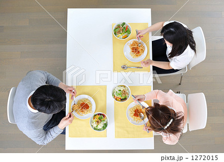 「家族で一緒に食事」の写真素材 「家族で一緒に食事」の写真素材