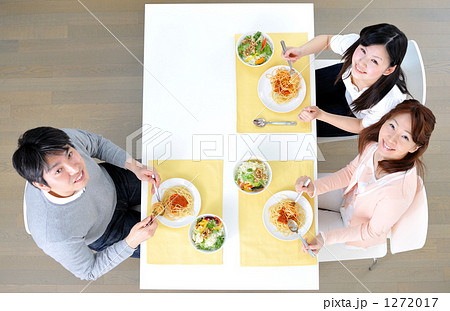 「家族で一緒に食事」の写真素材