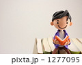 読書する粘土のお人形さん