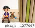 読書する粘土のお人形さん