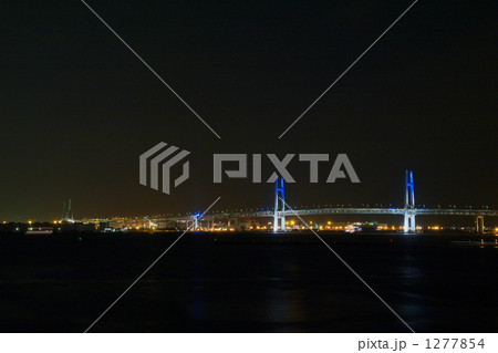 「夜景 横浜 海面 ライトアップ 」の写真素材