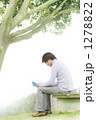 読書する男性