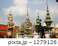 タイ王国　バンコク　王宮（グランドパレス）のヤック（鬼）と建物