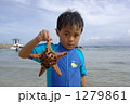 ヒトデを持つ少年