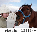 手を舐める愛馬