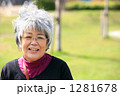 笑顔のシニア女性