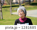 上を見上げるシニア女性