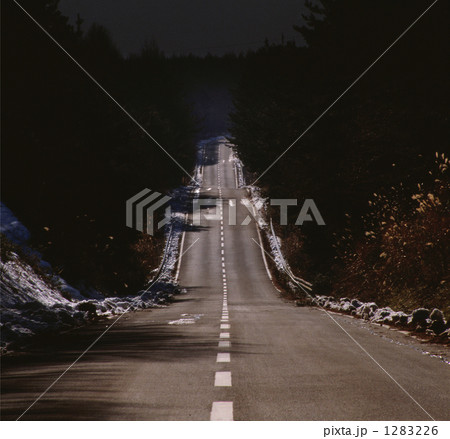 「のびる道」の写真素材 「のびる道」の写真素材