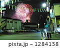 花火を見るカップル