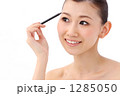 眉を描く女性