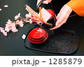 素材ナンバー 1285879 : 「正月 お屠蘇と和服の女性の手　桜飾り」