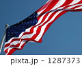 風になびくアメリカ国旗