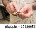 1289963