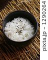 白ご飯に黒ゴマを少し振りかけて