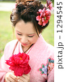 花を持つ袴姿の女性