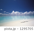 コバルトブルーの海と白い椅子