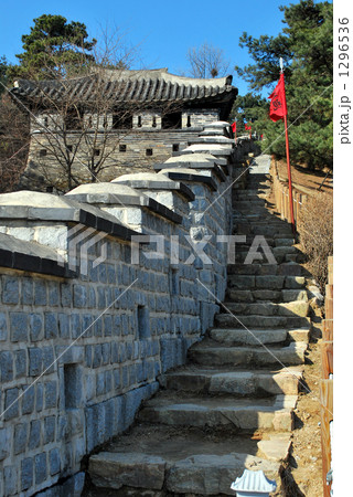 「水原の華城の城壁（世界文化遺産）」の写真素材