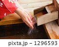 素材ナンバー 1296593 : 「檜風呂の湯口で湯加減をみる浴衣の女性　１」