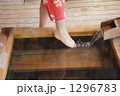 素材ナンバー 1296783 : 「檜風呂の湯口で湯加減をみる浴衣の女性　２」