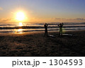 1304593