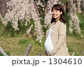桜をバックに