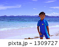 珊瑚礁の海と少年