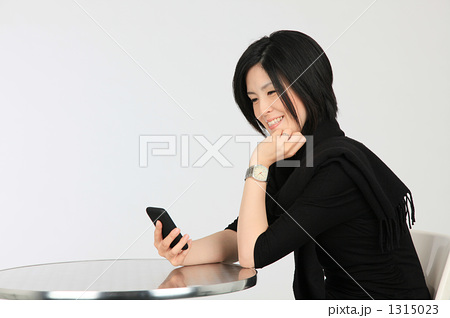 「スマートフォンで遊ぶ」の写真素材 「スマートフォンで遊ぶ」の写真素材