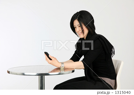 「スマートフォンと女性」の写真素材