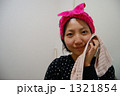 洗顔後に顔を拭く女性