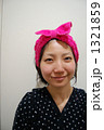 ヘアバンド姿でほほ笑む女性