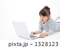 パソコンをする子供