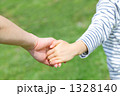手をつなぐ親子