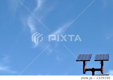 「青空にソーラーパネル」の写真素材
