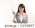案内する女性