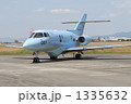 青空に青い飛行機