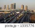 都市のビル群を走るの高速道路