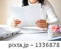 書類を両手でもち確認するビジネスウーマン