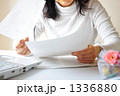 書類をめくり確認するビジネスウーマン