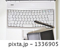 パソコンと手帳とペン